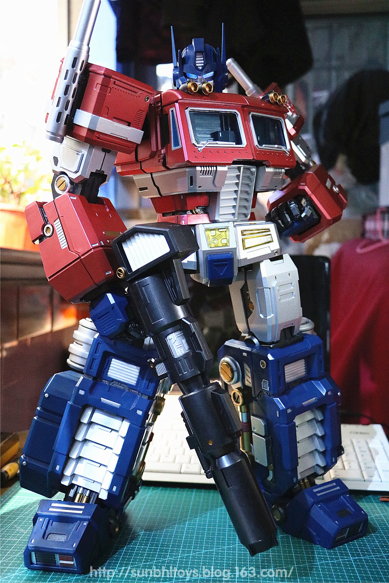 Optimus prime mas shops 01